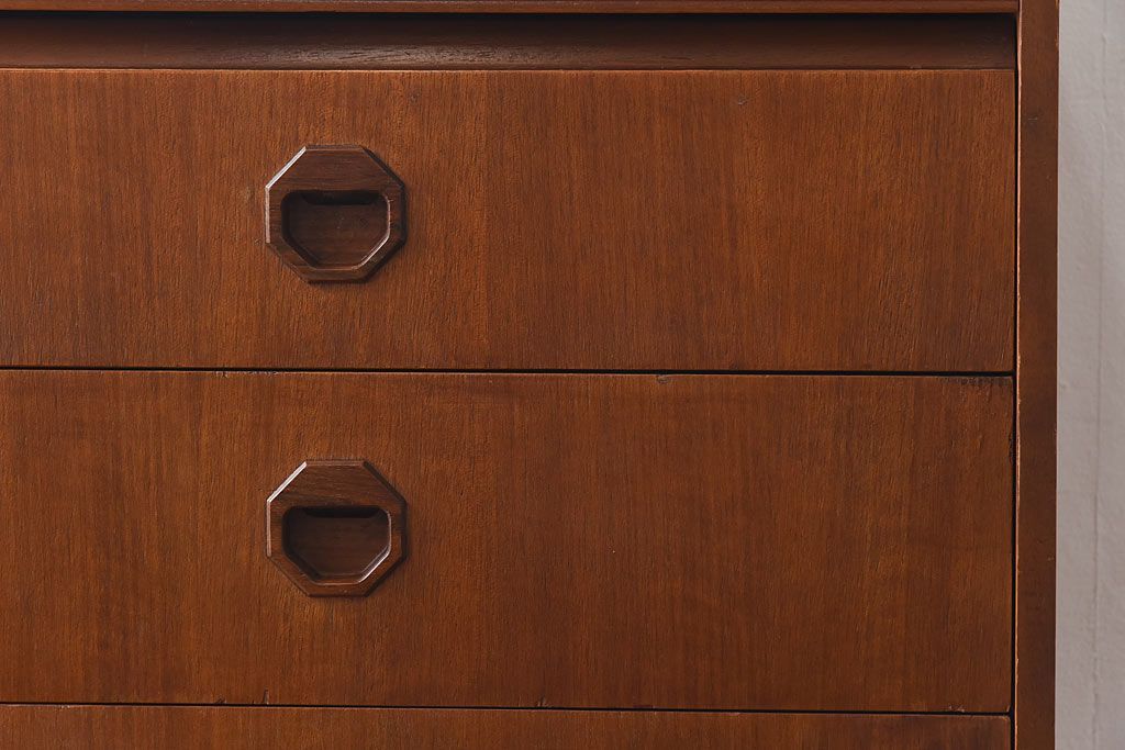 ヴィンテージ家具　北欧ビンテージ　チーク材　スタイリッシュなデザインのチェスト(引き出し・サイドチェスト)