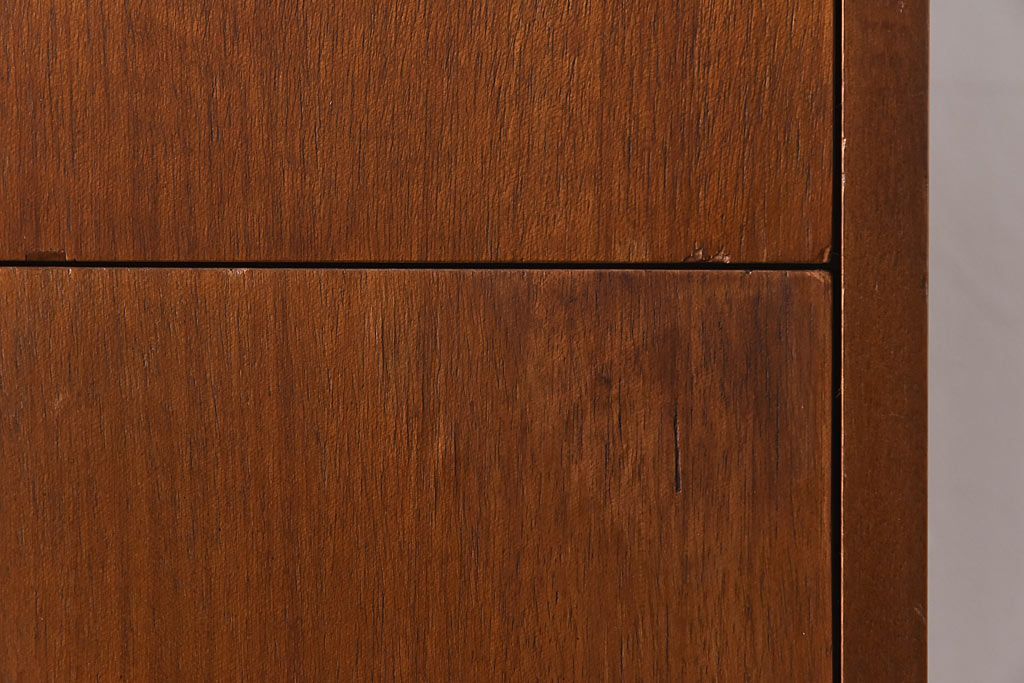 ヴィンテージ家具　北欧ビンテージ　チーク材　スタイリッシュなデザインのチェスト(引き出し・サイドチェスト)