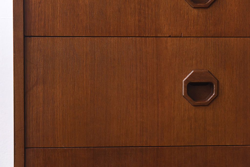 ヴィンテージ家具　北欧ビンテージ　チーク材　スタイリッシュなデザインのチェスト(引き出し・サイドチェスト)