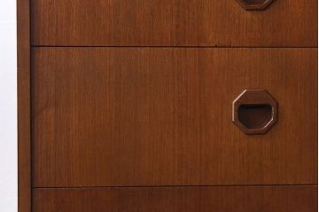 ヴィンテージ家具　北欧ビンテージ　チーク材　スタイリッシュなデザインのチェスト(引き出し・サイドチェスト)