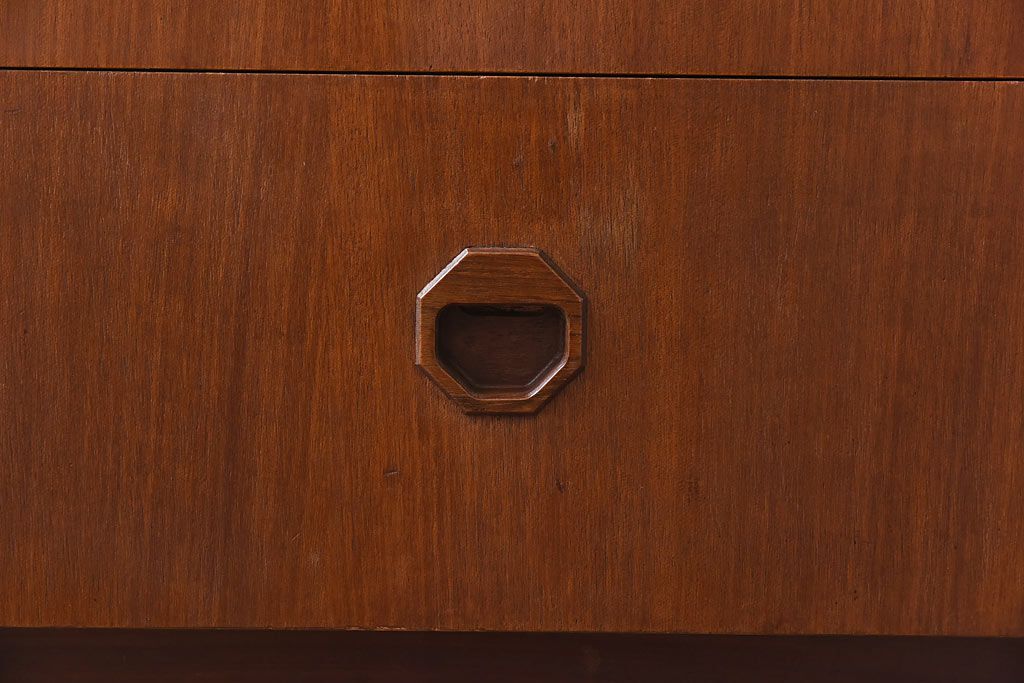 ヴィンテージ家具　北欧ビンテージ　チーク材　スタイリッシュなデザインのチェスト(引き出し・サイドチェスト)