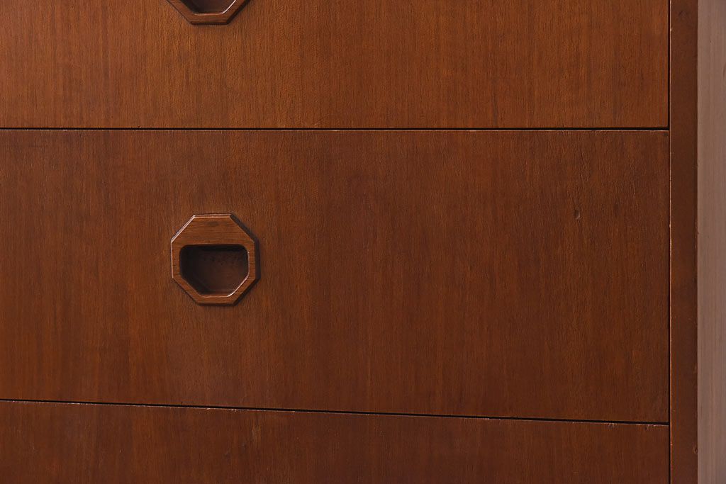 ヴィンテージ家具　北欧ビンテージ　チーク材　スタイリッシュなデザインのチェスト(引き出し・サイドチェスト)