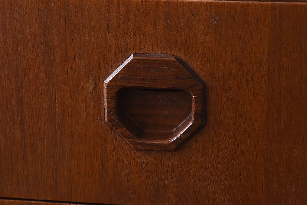 ヴィンテージ家具　北欧ビンテージ　チーク材　スタイリッシュなデザインのチェスト(引き出し・サイドチェスト)