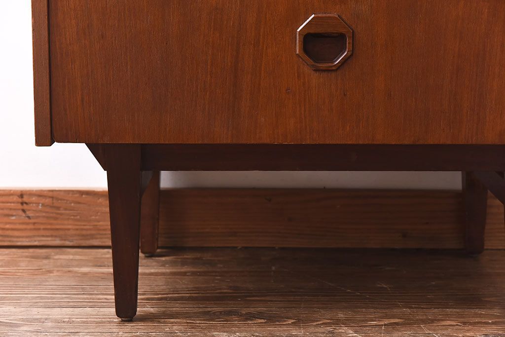 ヴィンテージ家具　北欧ビンテージ　チーク材　スタイリッシュなデザインのチェスト(引き出し・サイドチェスト)