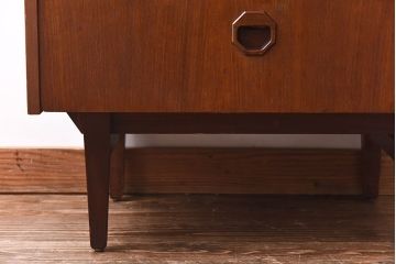 ヴィンテージ家具　北欧ビンテージ　チーク材　スタイリッシュなデザインのチェスト(引き出し・サイドチェスト)