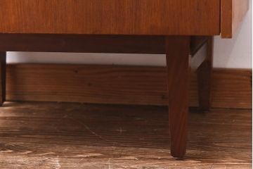 ヴィンテージ家具　北欧ビンテージ　チーク材　スタイリッシュなデザインのチェスト(引き出し・サイドチェスト)