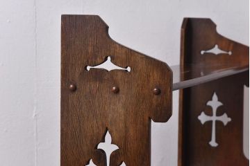 アンティーク家具　イギリスアンティーク　十字架の透かし彫りが美しいウォールラック(壁掛け飾り棚)