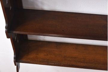 アンティーク家具　イギリスアンティーク　十字架の透かし彫りが美しいウォールラック(壁掛け飾り棚)