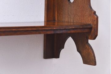 アンティーク家具　イギリスアンティーク　十字架の透かし彫りが美しいウォールラック(壁掛け飾り棚)