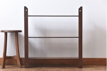 アンティーク家具　イギリスアンティーク　十字架の透かし彫りが美しいウォールラック(壁掛け飾り棚)