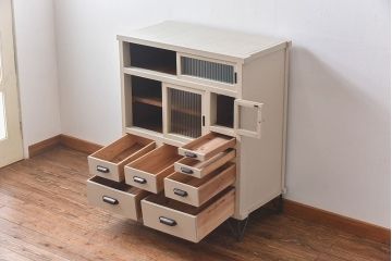 ペイント家具　モールガラス入り　鉄脚が付いたレトロな収納棚(キャビネット、食器棚)