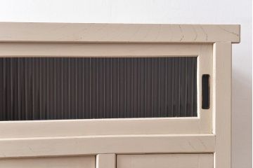 ペイント家具　モールガラス入り　鉄脚が付いたレトロな収納棚(キャビネット、食器棚)