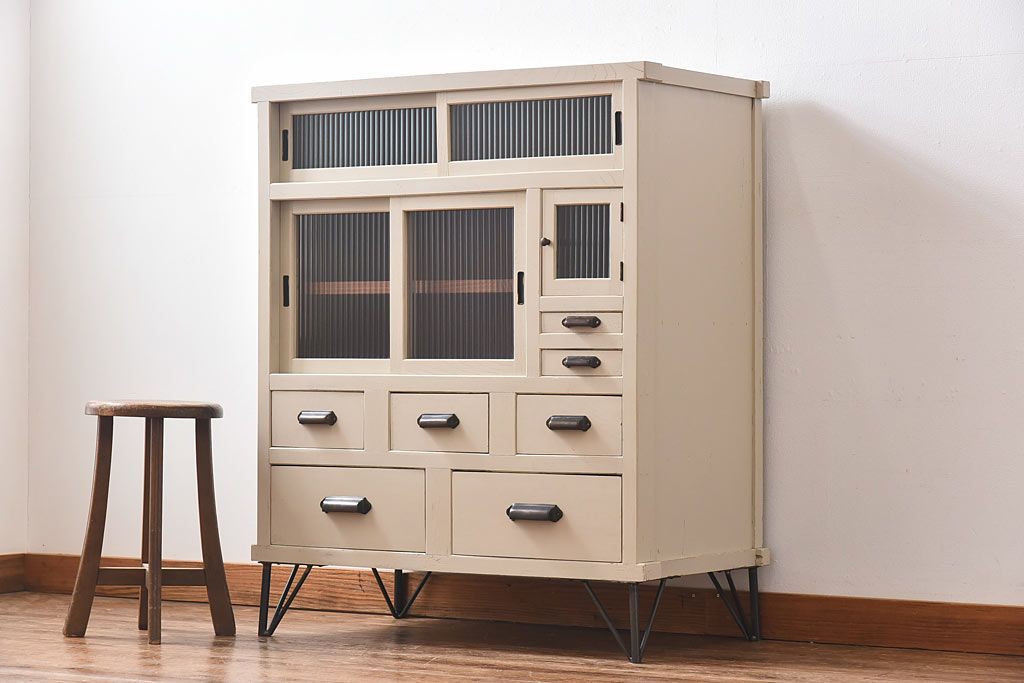 ペイント家具　モールガラス入り　鉄脚が付いたレトロな収納棚(キャビネット、食器棚)