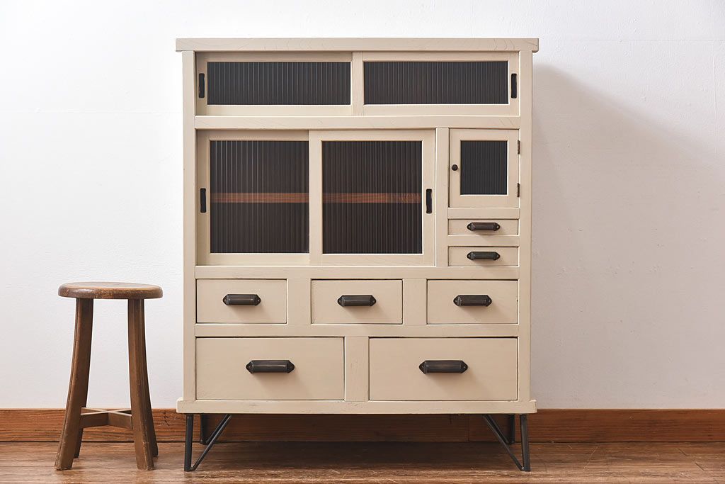 ペイント家具　モールガラス入り　鉄脚が付いたレトロな収納棚(キャビネット、食器棚)