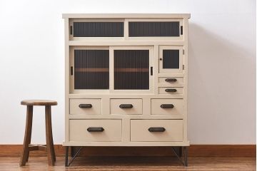 ペイント家具　モールガラス入り　鉄脚が付いたレトロな収納棚(キャビネット、食器棚)