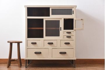 ペイント家具　モールガラス入り　鉄脚が付いたレトロな収納棚(キャビネット、食器棚)