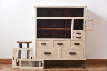 ペイント家具　モールガラス入り　鉄脚が付いたレトロな収納棚(キャビネット、食器棚)