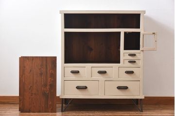 ペイント家具　モールガラス入り　鉄脚が付いたレトロな収納棚(キャビネット、食器棚)