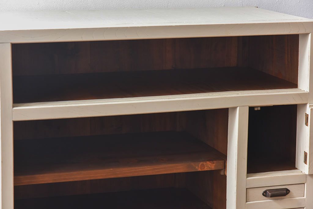 ペイント家具　モールガラス入り　鉄脚が付いたレトロな収納棚(キャビネット、食器棚)