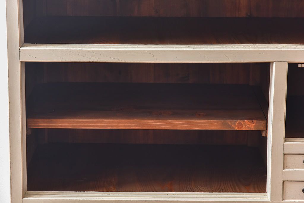 ペイント家具　モールガラス入り　鉄脚が付いたレトロな収納棚(キャビネット、食器棚)