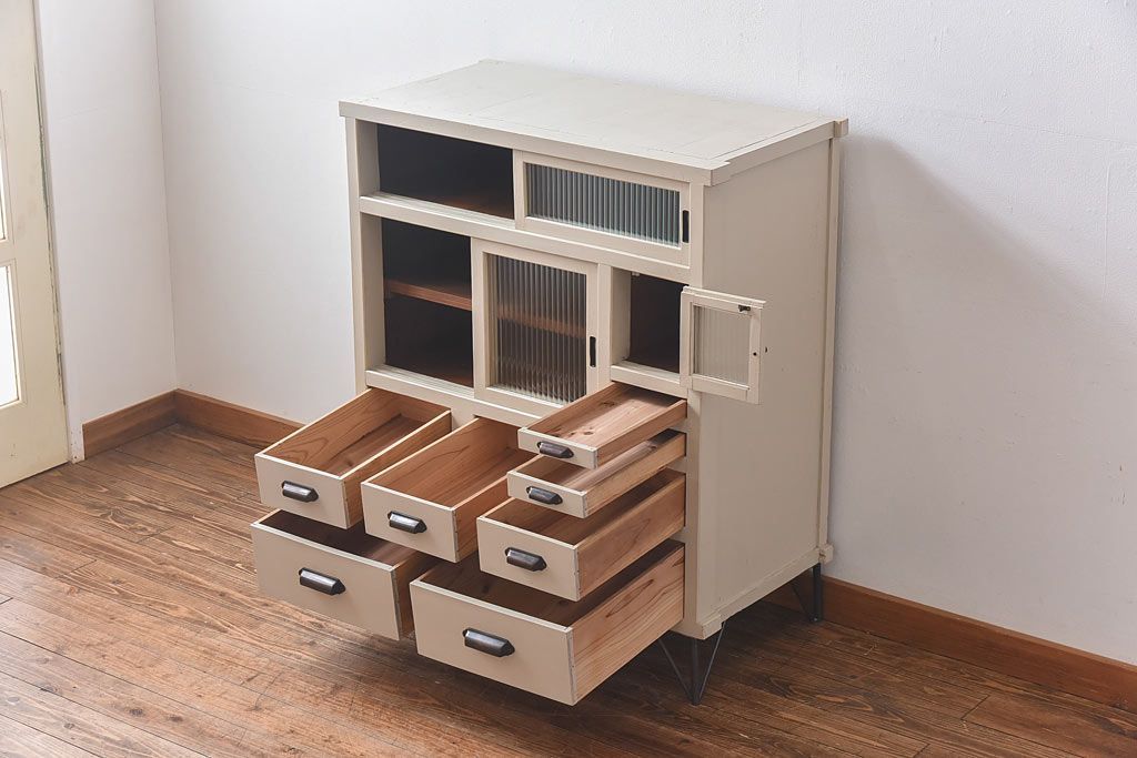 ペイント家具　モールガラス入り　鉄脚が付いたレトロな収納棚(キャビネット、食器棚)