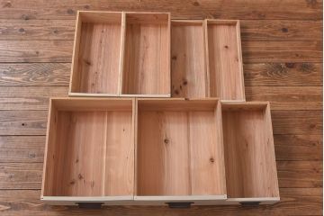 ペイント家具　モールガラス入り　鉄脚が付いたレトロな収納棚(キャビネット、食器棚)