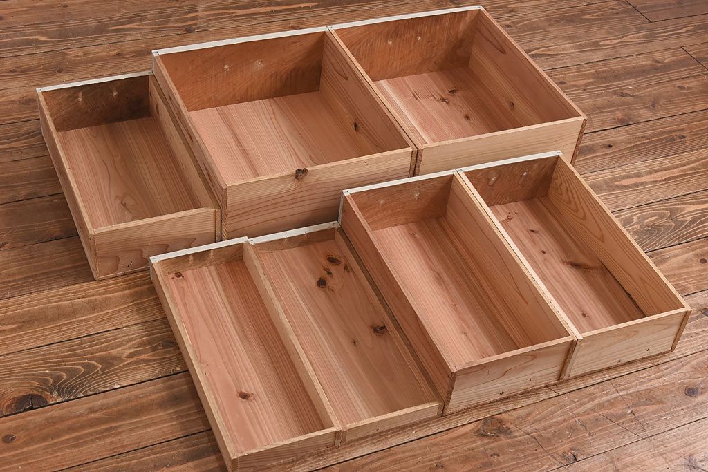 ペイント家具　モールガラス入り　鉄脚が付いたレトロな収納棚(キャビネット、食器棚)