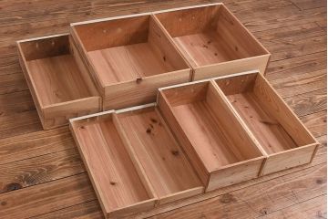 ペイント家具　モールガラス入り　鉄脚が付いたレトロな収納棚(キャビネット、食器棚)