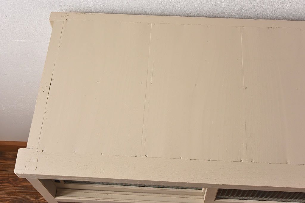 ペイント家具　モールガラス入り　鉄脚が付いたレトロな収納棚(キャビネット、食器棚)