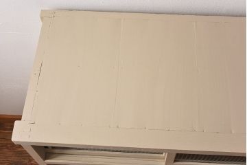 ペイント家具　モールガラス入り　鉄脚が付いたレトロな収納棚(キャビネット、食器棚)