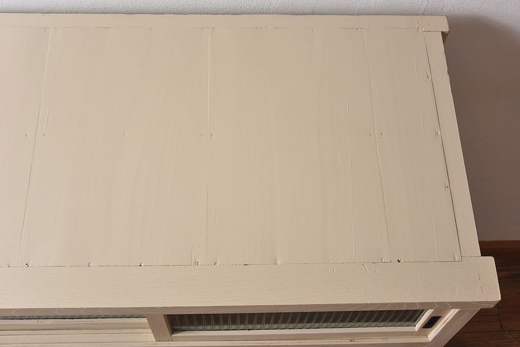 ペイント家具　モールガラス入り　鉄脚が付いたレトロな収納棚(キャビネット、食器棚)