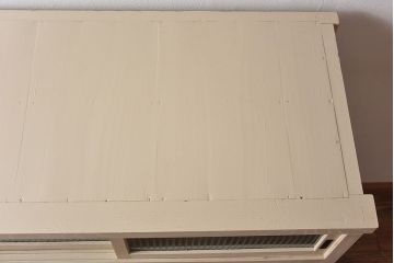 ペイント家具　モールガラス入り　鉄脚が付いたレトロな収納棚(キャビネット、食器棚)