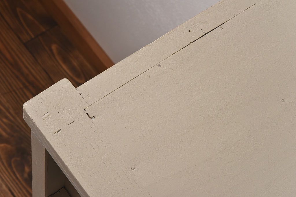 ペイント家具　モールガラス入り　鉄脚が付いたレトロな収納棚(キャビネット、食器棚)