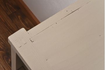 ペイント家具　モールガラス入り　鉄脚が付いたレトロな収納棚(キャビネット、食器棚)