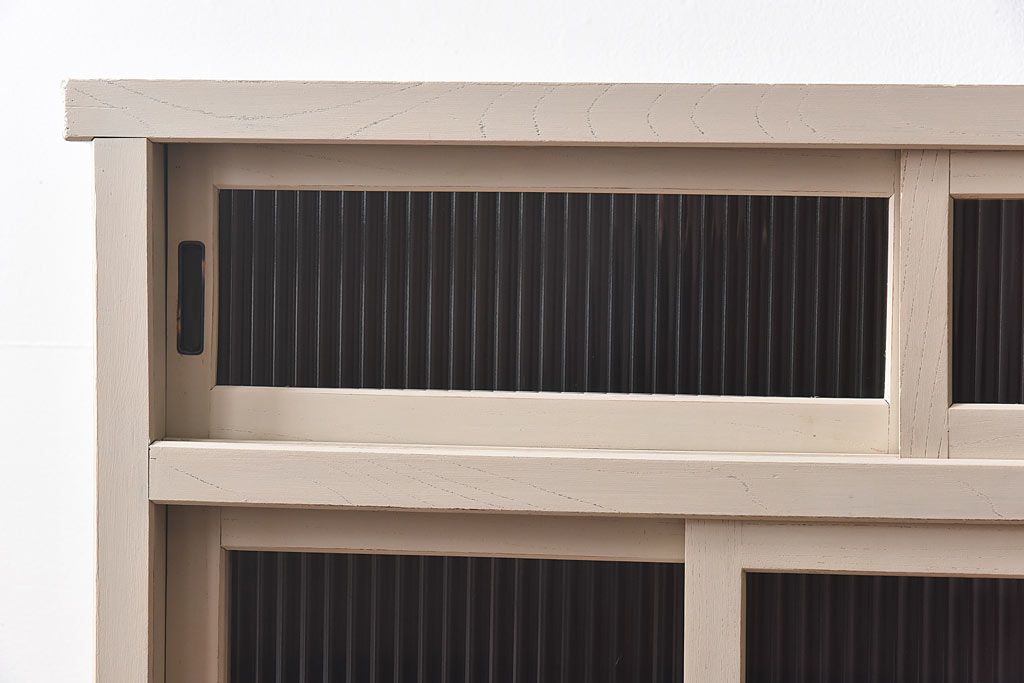 ペイント家具　モールガラス入り　鉄脚が付いたレトロな収納棚(キャビネット、食器棚)