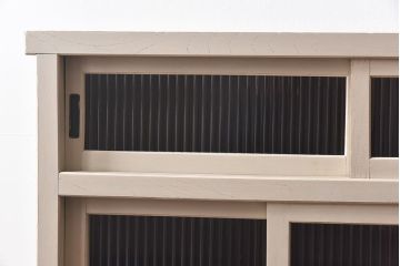 ペイント家具　モールガラス入り　鉄脚が付いたレトロな収納棚(キャビネット、食器棚)