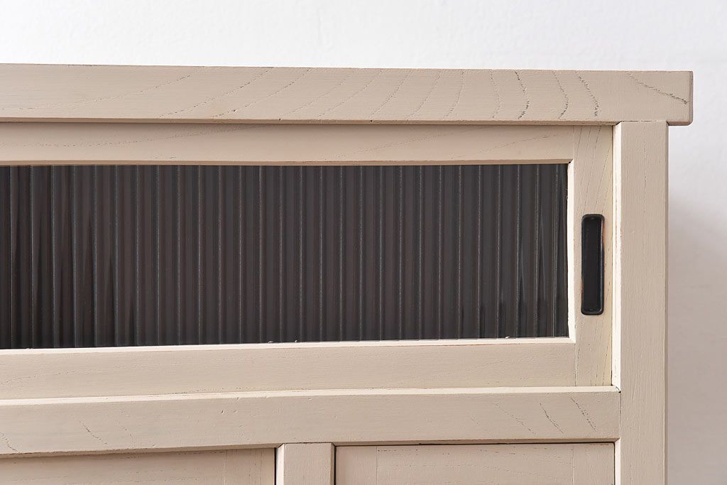 ペイント家具　モールガラス入り　鉄脚が付いたレトロな収納棚(キャビネット、食器棚)