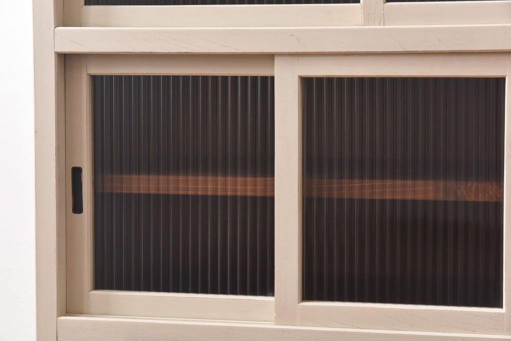 ペイント家具　モールガラス入り　鉄脚が付いたレトロな収納棚(キャビネット、食器棚)