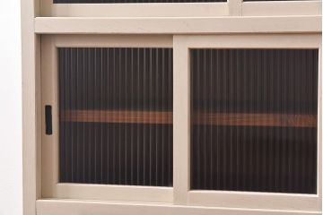 ペイント家具　モールガラス入り　鉄脚が付いたレトロな収納棚(キャビネット、食器棚)