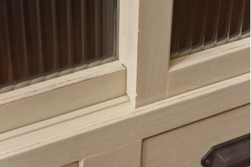 ペイント家具　モールガラス入り　鉄脚が付いたレトロな収納棚(キャビネット、食器棚)