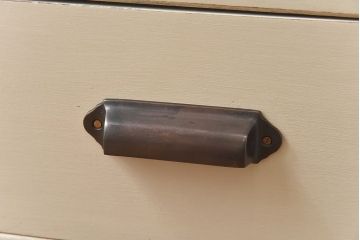 ペイント家具　モールガラス入り　鉄脚が付いたレトロな収納棚(キャビネット、食器棚)