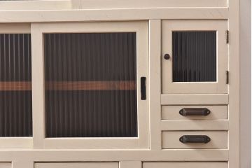 ペイント家具　モールガラス入り　鉄脚が付いたレトロな収納棚(キャビネット、食器棚)