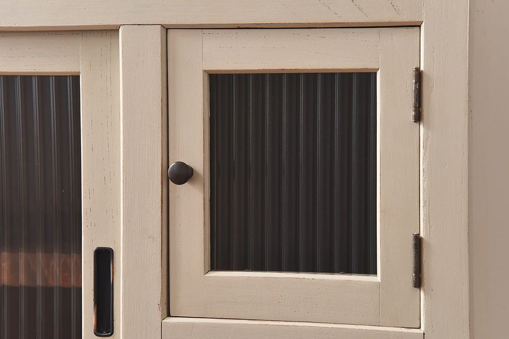 ペイント家具　モールガラス入り　鉄脚が付いたレトロな収納棚(キャビネット、食器棚)