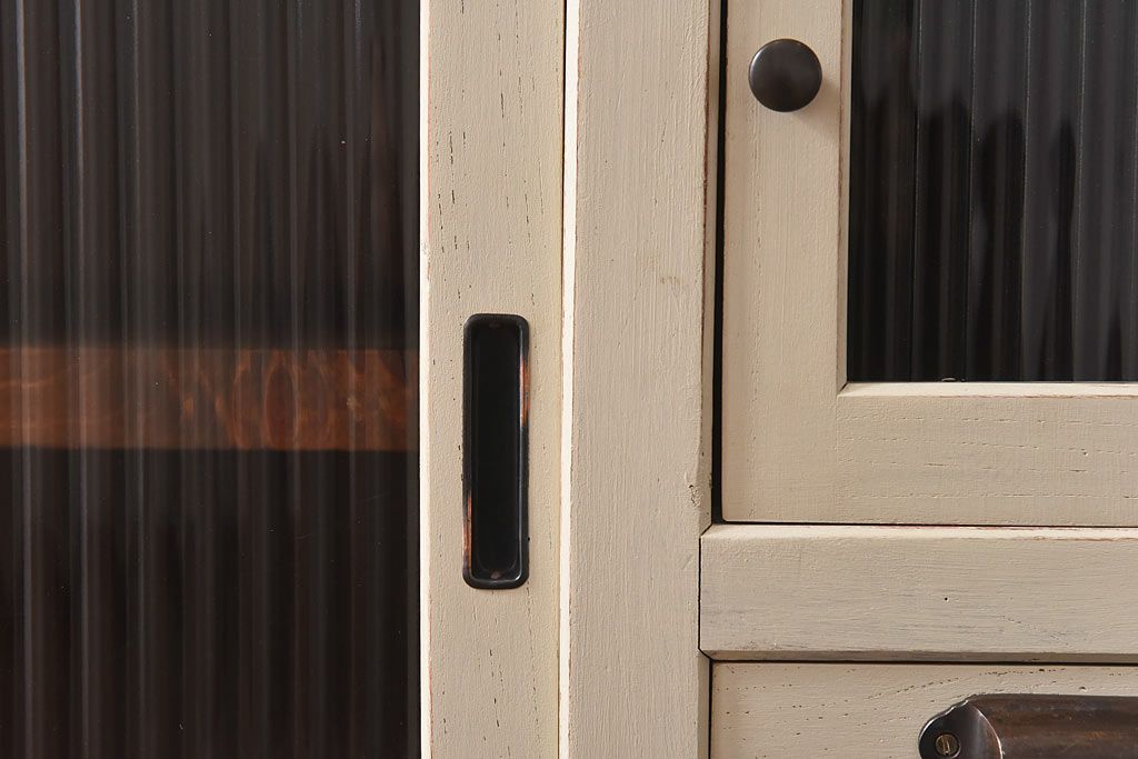 ペイント家具　モールガラス入り　鉄脚が付いたレトロな収納棚(キャビネット、食器棚)