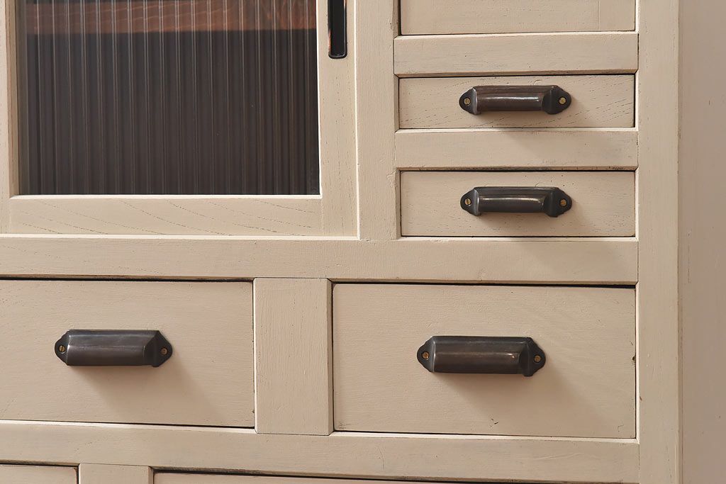 ペイント家具　モールガラス入り　鉄脚が付いたレトロな収納棚(キャビネット、食器棚)