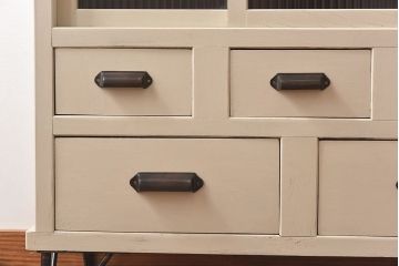 ペイント家具　モールガラス入り　鉄脚が付いたレトロな収納棚(キャビネット、食器棚)