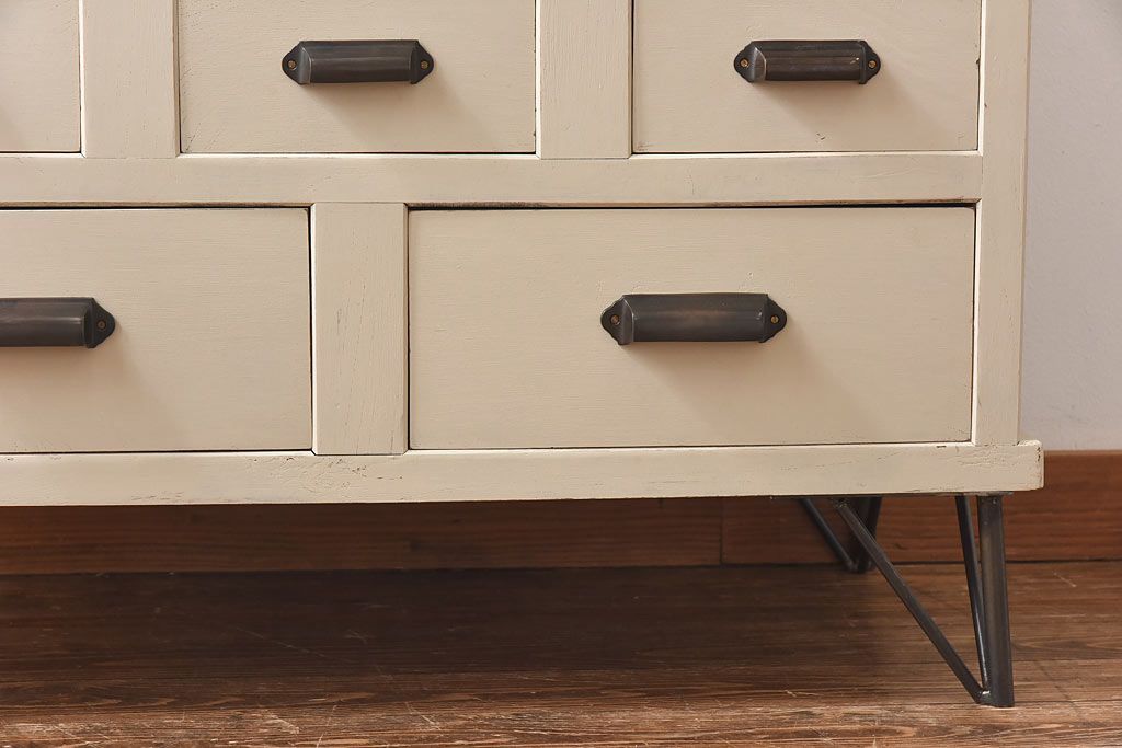 ペイント家具　モールガラス入り　鉄脚が付いたレトロな収納棚(キャビネット、食器棚)