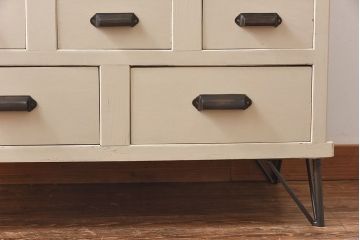 ペイント家具　モールガラス入り　鉄脚が付いたレトロな収納棚(キャビネット、食器棚)