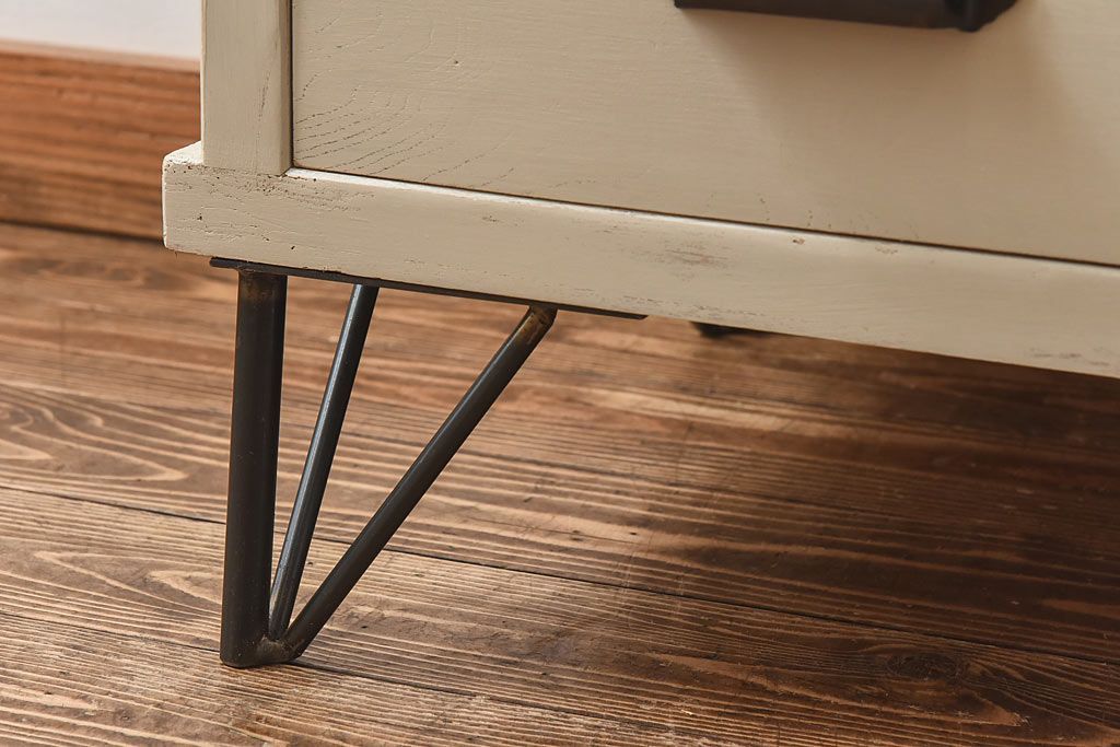 ペイント家具　モールガラス入り　鉄脚が付いたレトロな収納棚(キャビネット、食器棚)