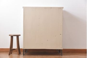 ペイント家具　モールガラス入り　鉄脚が付いたレトロな収納棚(キャビネット、食器棚)